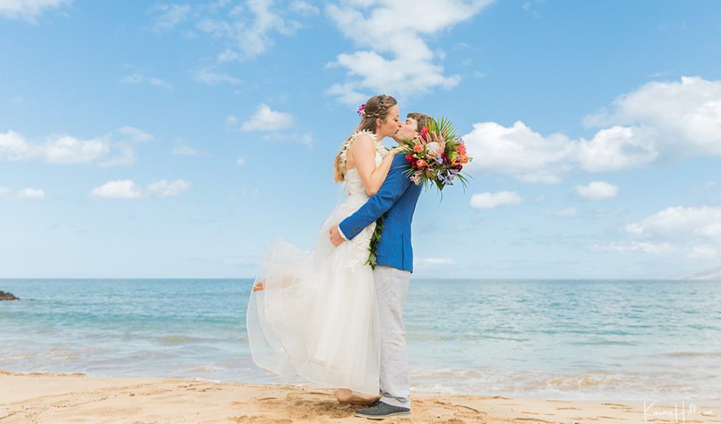 perfect bouquet for beach wedding dress